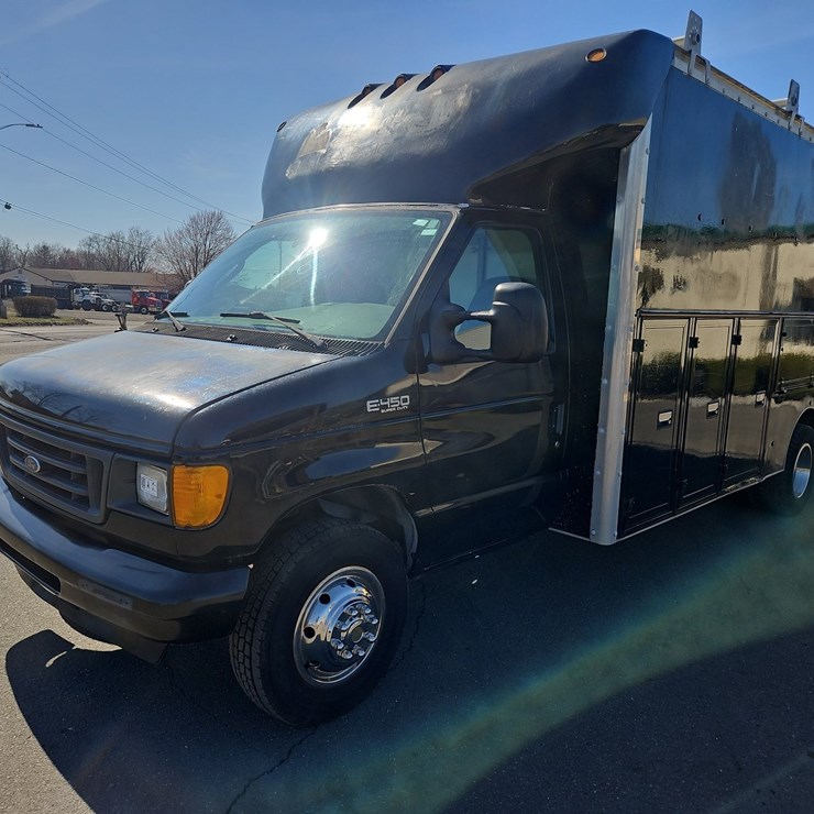 2005 FORD E450