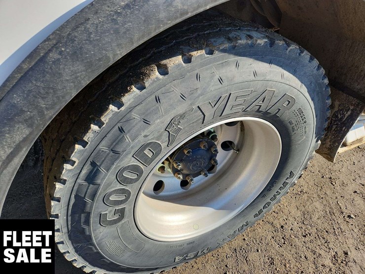 2020-freightliner-m2-106-image-37