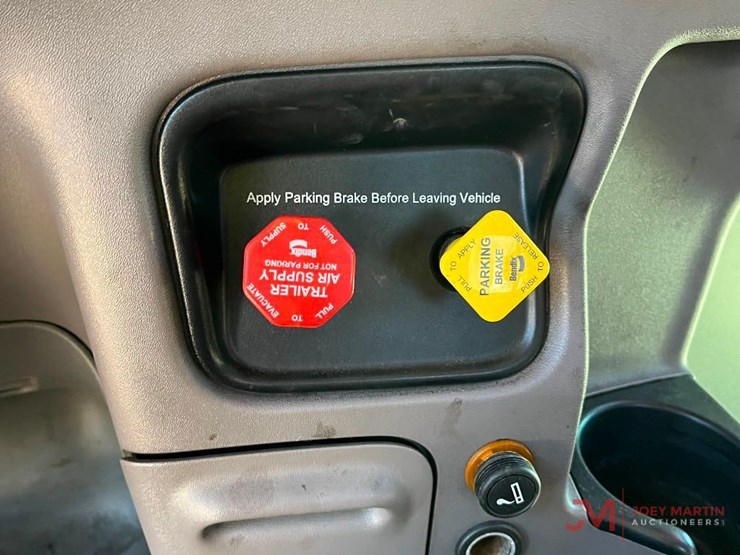 2015-peterbilt-389-image-18