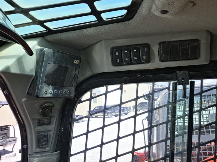 2021-caterpillar-299d3-image-10