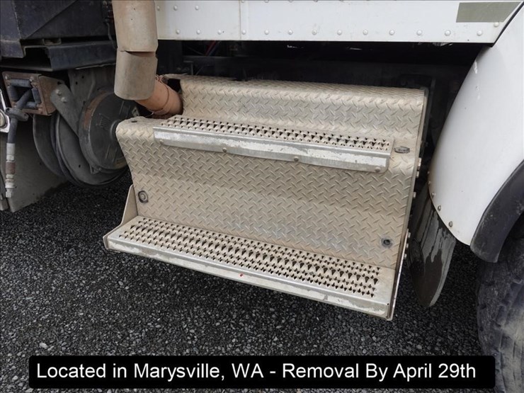 2011-peterbilt-348-image-44