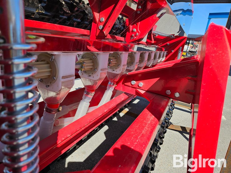 2025-massey-ferguson-730-image-11