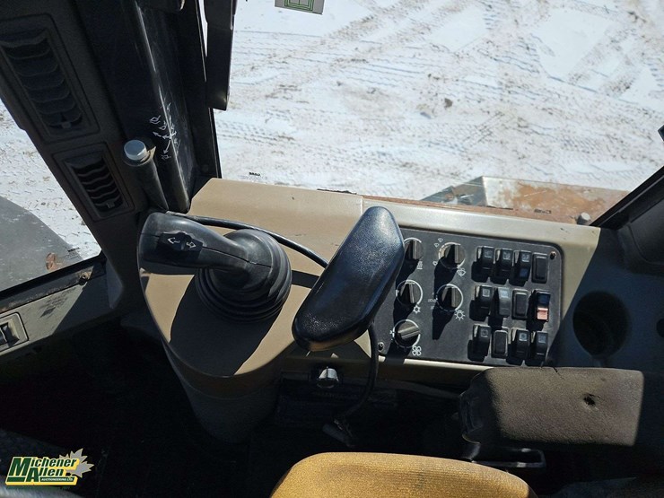 2003-case-621d-xt-image-24