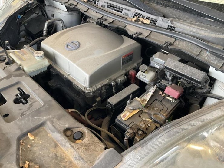 2015-nissan-leaf-s-hatchback-image-12