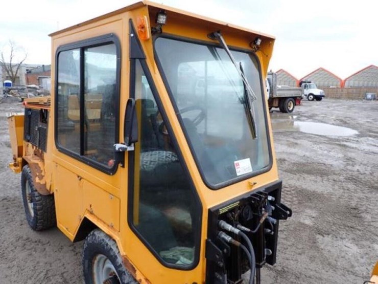 2004-trackless-rmt5t-series-v-4x4-sidewalk-tractor-image-21