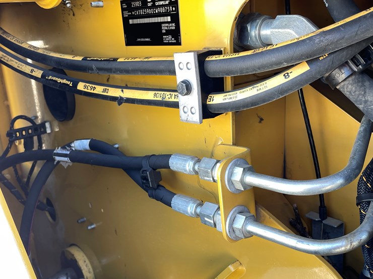 2019-caterpillar-259d3-image-24