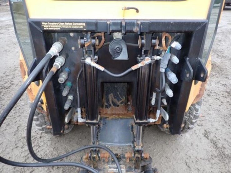 2004-trackless-rmt5t-series-v-4x4-sidewalk-tractor-image-28