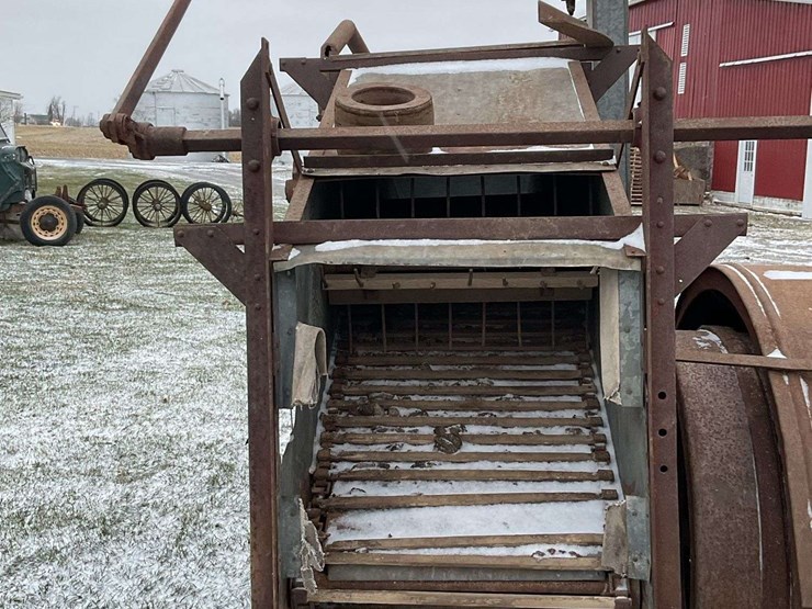 fordson-with-mounted-gleaner-combine-image-31