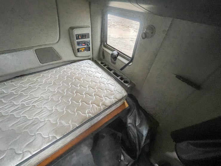 #234-•-2016-international-semi-tractor-(has-wi-title)-(denmark,-wi)-image-45