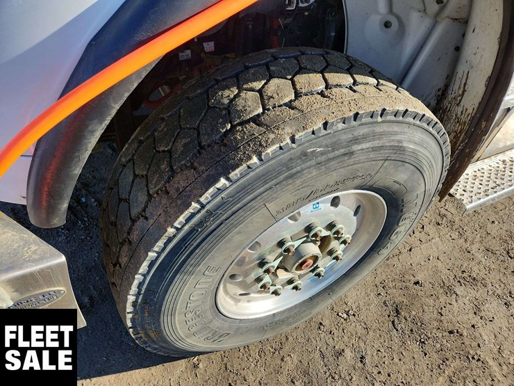 2020-freightliner-m2-106-image-36