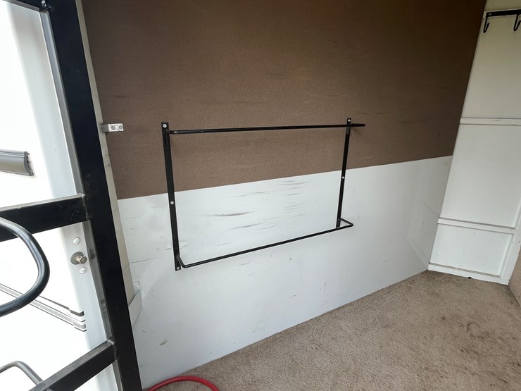 #292-•-2005-trails-west-classic-horse-trailer-(has-mn-title-in-delay)(scandia,-mn)-image-35