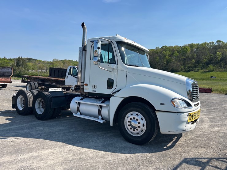 2003-freightliner-columbia-120-image-2