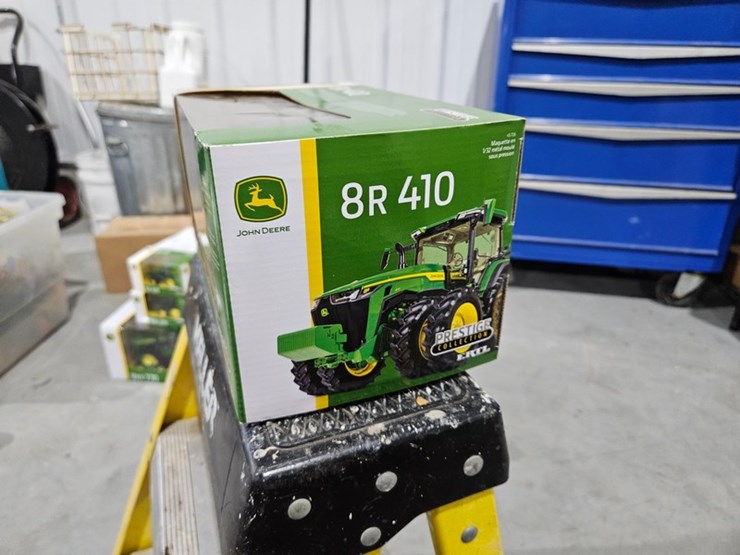 #1003-•-john-deere-8r-410-1/32-die-cast-toy-tractor-image-5