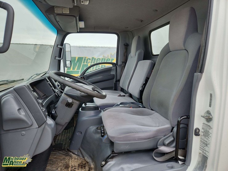 2016-isuzu-npr-image-13