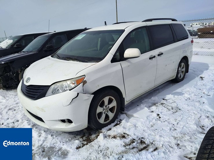 2013-toyota-sienna-image-1