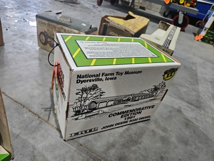 #975-•-john-deere-5020-diesel-series-ii-toy-tractor-image-4