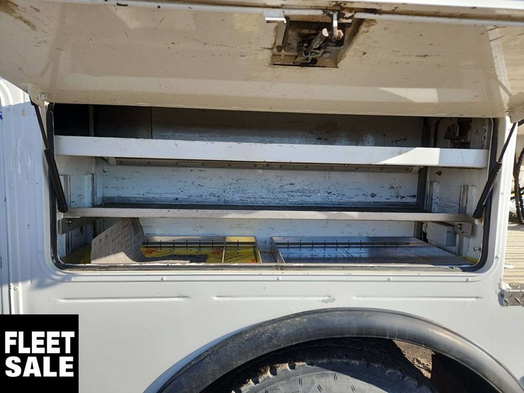 2020-freightliner-m2-106-image-21