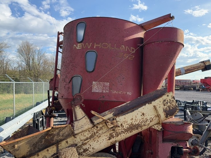 new-holland-352-image-5