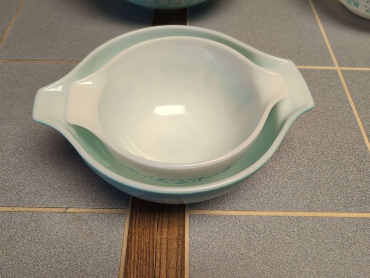 pyrex-turquoise-and-white-mixing-bowl-set-image-4