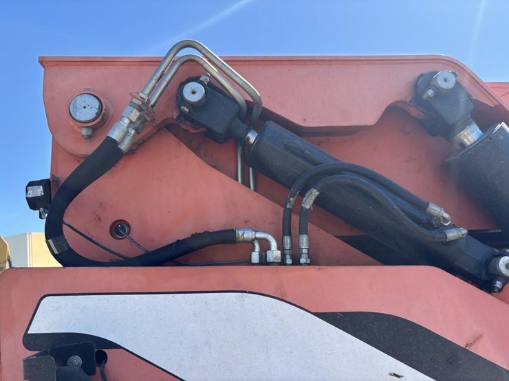 2014-jlg-8042-image-41