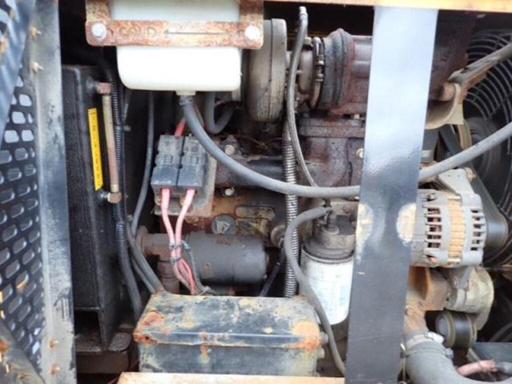 2004-trackless-rmt5t-series-v-4x4-sidewalk-tractor-image-55