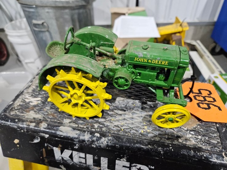 #985-•-john-deere-1/16-die-cast-toy-tractor-image-6