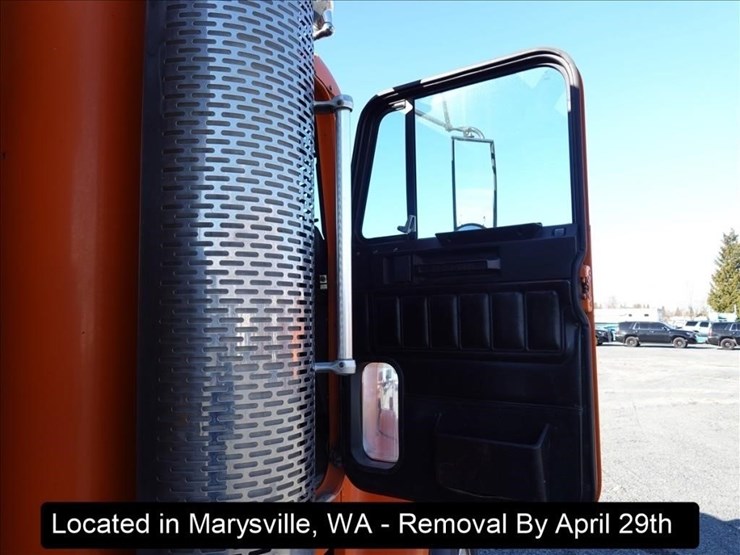 2000-freightliner-fld120-image-10