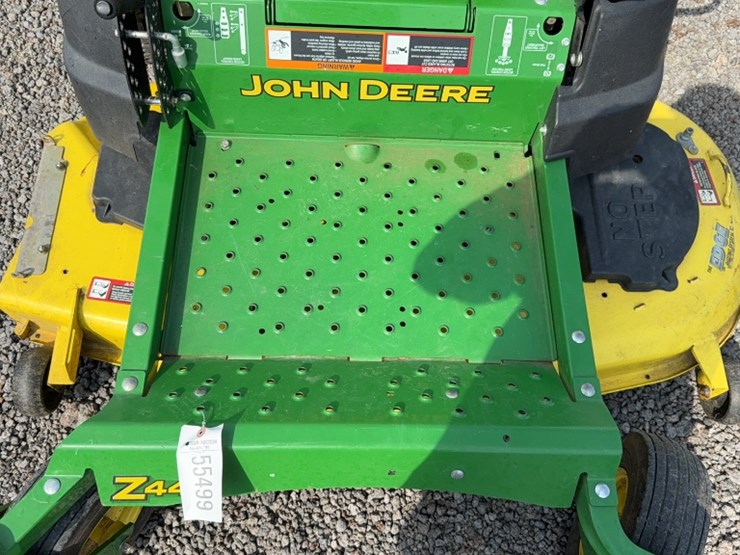 #4063-•-john-deere-eztrak-zero-turn-mower-image-5