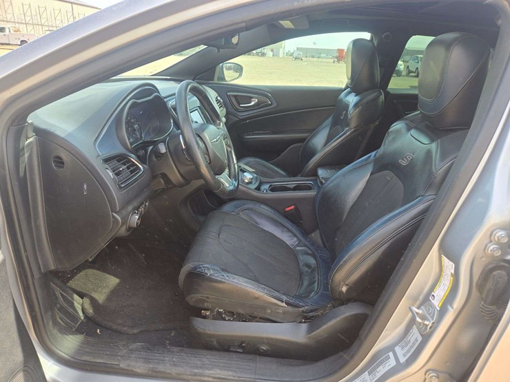 2015-chrysler-200-s-sedan-4d-image-15