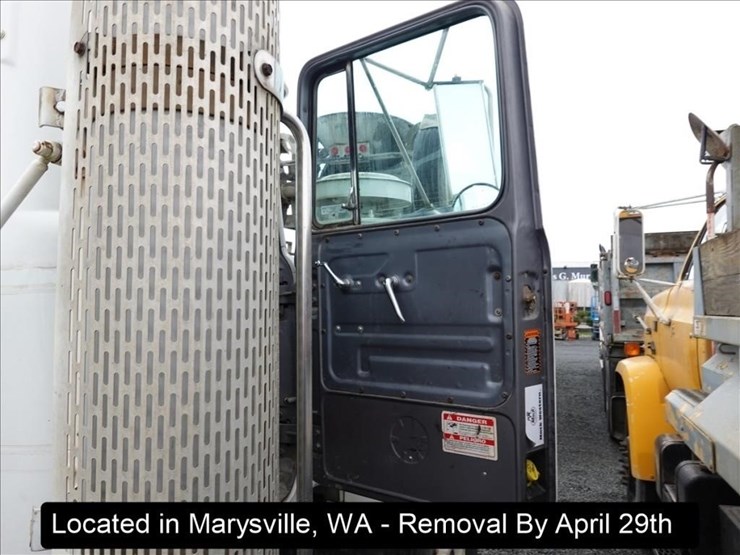 1996-mack-rd690s-image-11