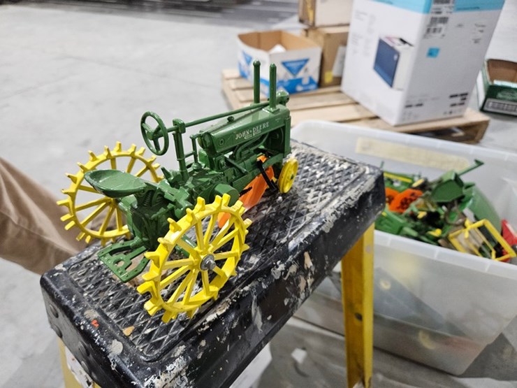 #994-•-john-deere-model-g-1/16-die-cast-toy-tractor-image-5
