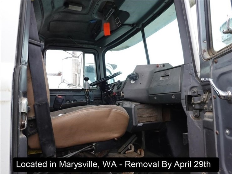 1996-mack-rd690s-image-12