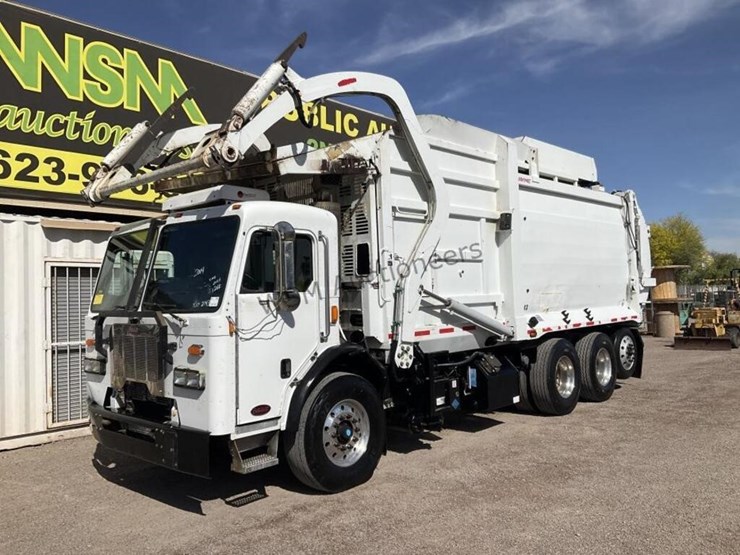 2014-peterbilt-320-image-2