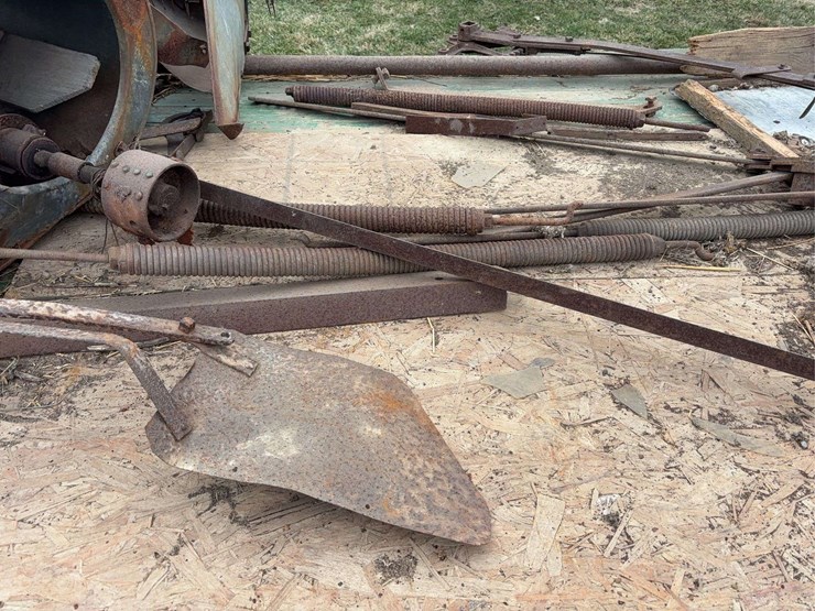 gleaner-fordson-mounted-combine-image-26