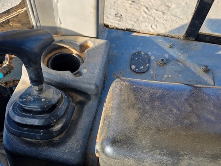 2005-caterpillar-d4g-xl-image-73