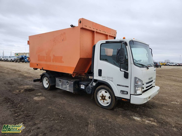 2016-isuzu-npr-image-2