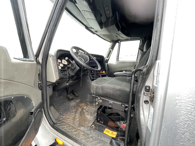 #230-•-2016-international-semi-tractor-(has-wi-title)-(denmark,-wi)-image-47