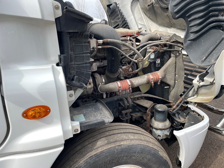 #232-•-2016-freightliner-truck-tractor-(has-wi-title)-(mora,-mn)-image-41