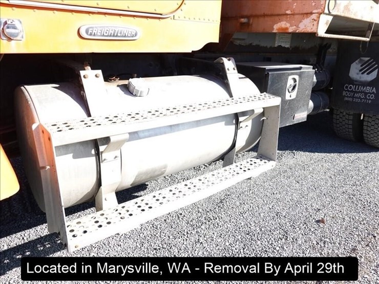 2000-freightliner-fld120-image-32