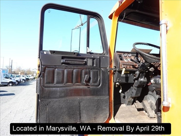 2000-freightliner-fld120-image-14