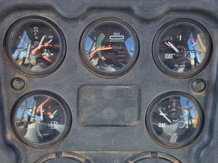 2005-caterpillar-d4g-xl-image-79