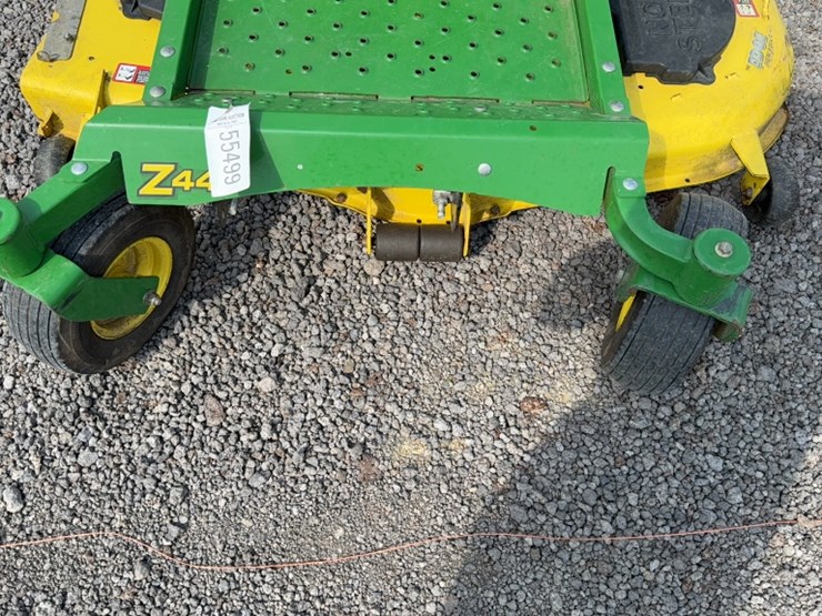 #4063-•-john-deere-eztrak-zero-turn-mower-image-4