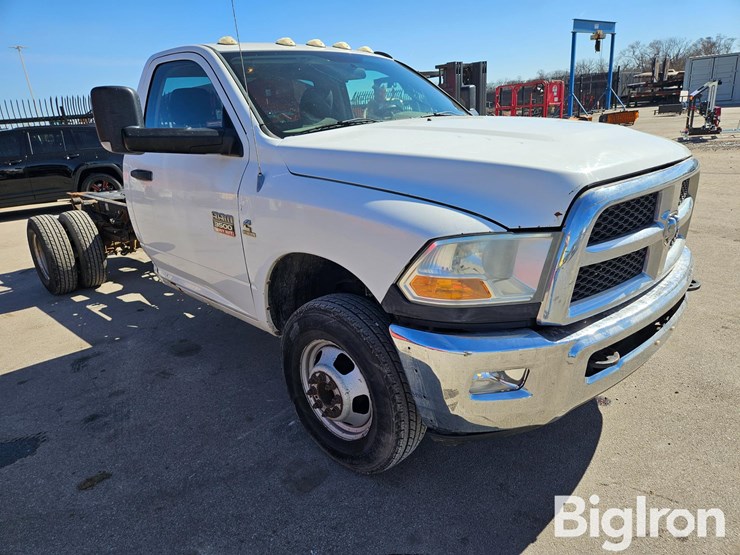 2011-dodge-ram-3500-image-3
