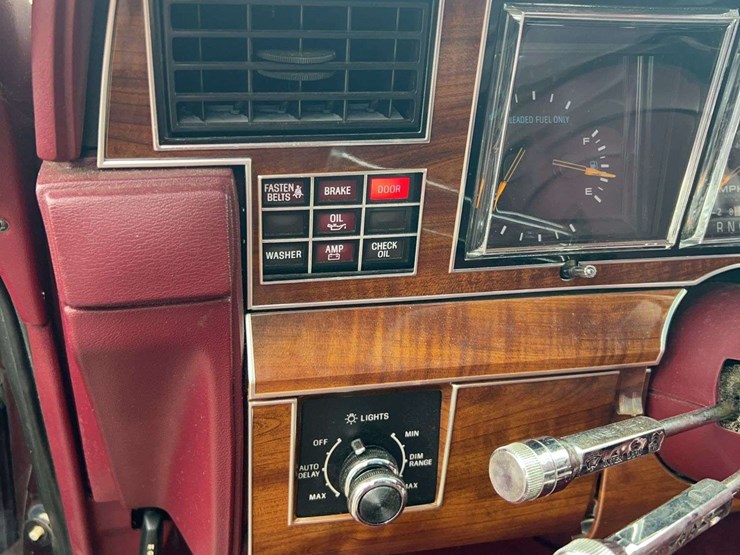 1989-lincoln-town-car-image-54