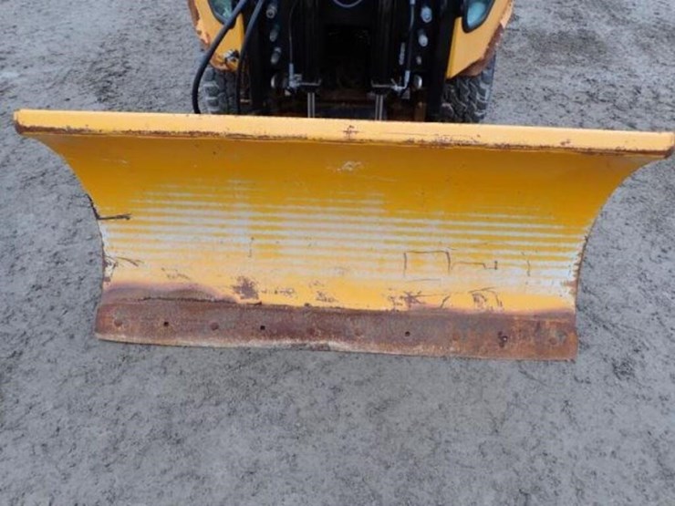 2004-trackless-rmt5t-series-v-4x4-sidewalk-tractor-image-29