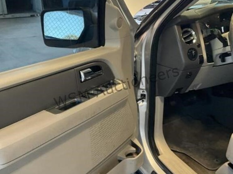 2011-ford-expedition-image-23