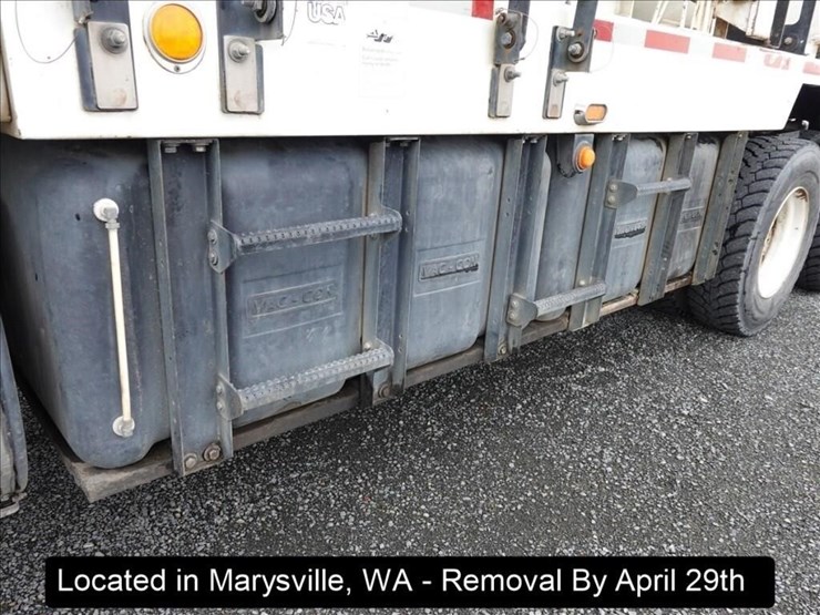 2011-peterbilt-348-image-13