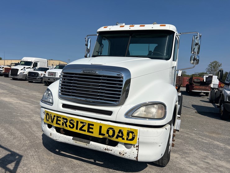 2003-freightliner-columbia-120-image-3