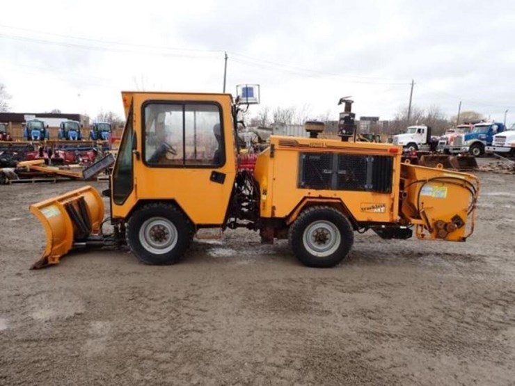 2004-trackless-rmt5t-series-v-4x4-sidewalk-tractor-image-8