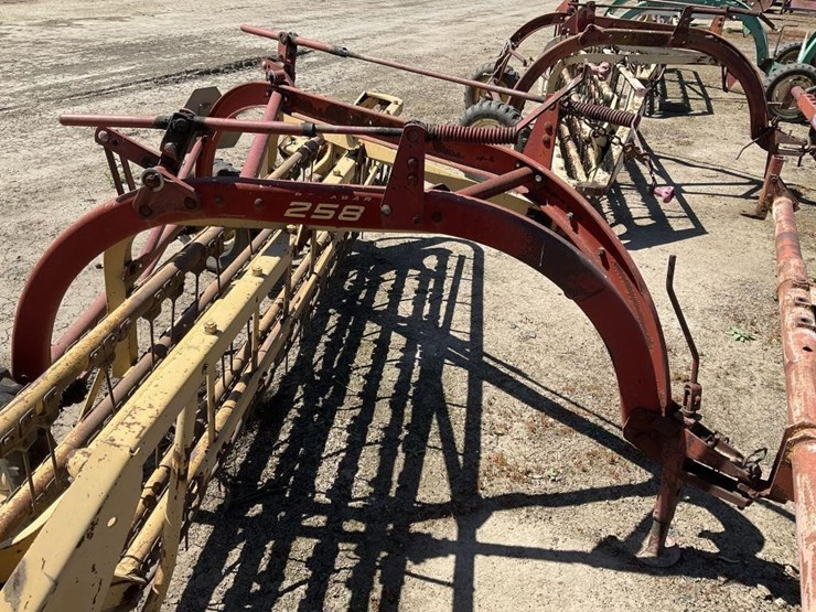 new-holland-260-image-16